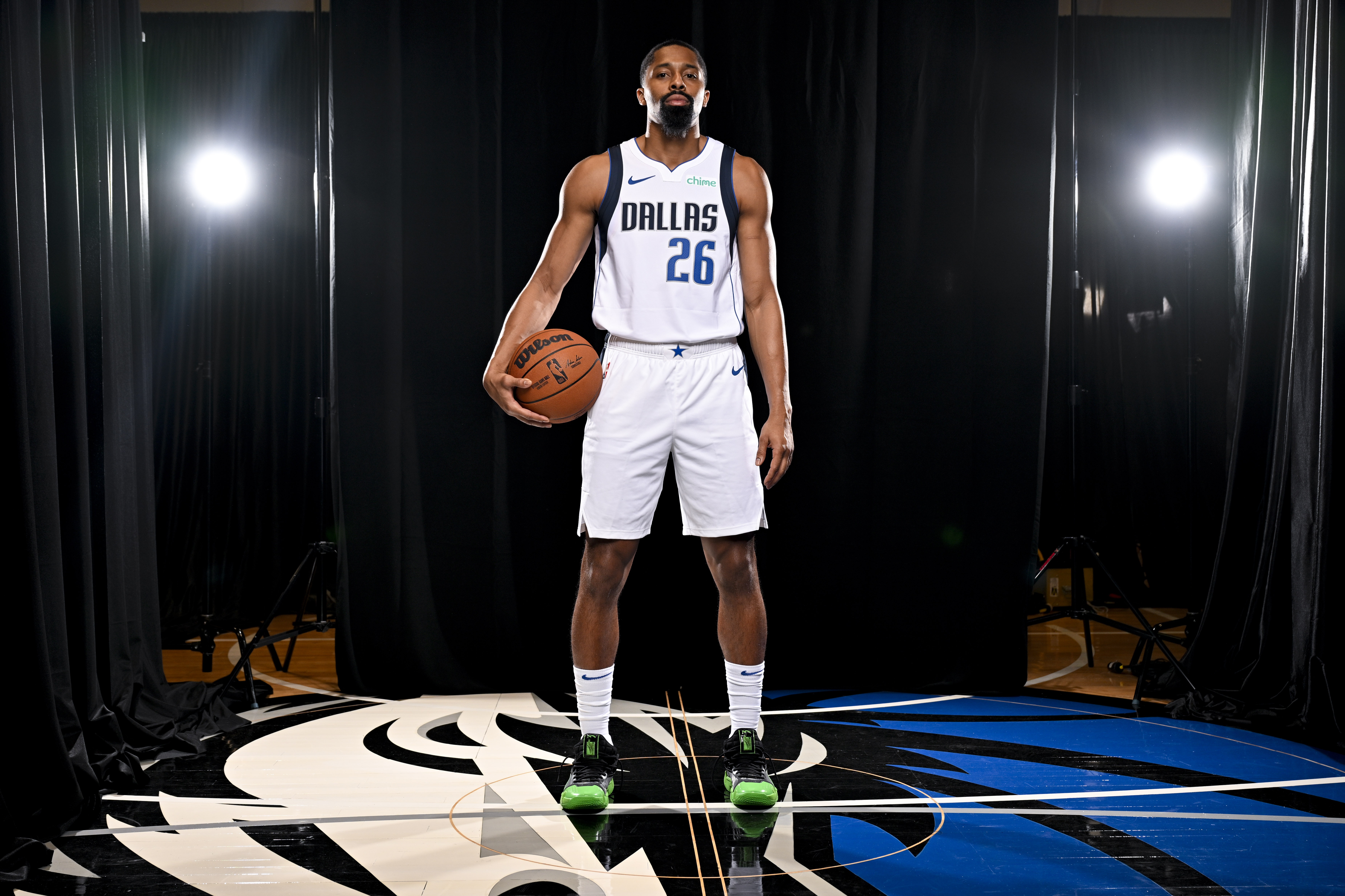 包含今夜布莱顿手感冰凉——NBA季后赛节点到来，态度坚定，临场指挥获称赞的词条